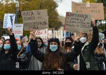 Militants vus dans le centre de Cracovie, près du Palais de l'évêque, siège de la Curie métropolitaine de Cracovie. Des milliers de personnes de tous âges ont marché à nouveau à Cracovie et dans d'autres villes polonaises pour le quatrième jour dans une rangée de protestations contre la nouvelle loi sur l'avortement. La protestation est une réaction directe à la décision de jeudi de la Cour suprême de Pologne selon laquelle la loi existante autorisant l'interruption de grossesse pour fœtus est contraire à la constitution, ce qui a pour effet de resserrer l'un des régimes d'avortement les plus stricts d'Europe. Sur 25 octobre 2020, à Cracovie, en Pologne. (Photo par Artur Widak/NurPhoto) Banque D'Images