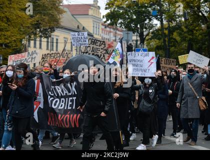 Militants vus dans le centre de Cracovie, près du Palais de l'évêque, siège de la Curie métropolitaine de Cracovie. Des milliers de personnes de tous âges ont marché à nouveau à Cracovie et dans d'autres villes polonaises pour le quatrième jour dans une rangée de protestations contre la nouvelle loi sur l'avortement. La protestation est une réaction directe à la décision de jeudi de la Cour suprême de Pologne selon laquelle la loi existante autorisant l'interruption de grossesse pour fœtus est contraire à la constitution, ce qui a pour effet de resserrer l'un des régimes d'avortement les plus stricts d'Europe. Sur 25 octobre 2020, à Cracovie, en Pologne. (Photo par Artur Widak/NurPhoto) Banque D'Images