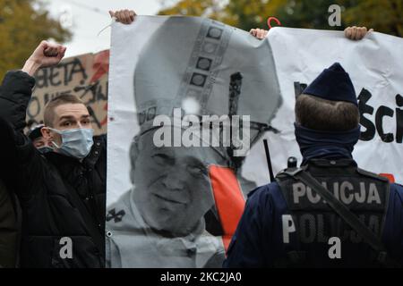 Militants vus dans le centre de Cracovie, près du Palais de l'évêque, siège de la Curie métropolitaine de Cracovie. Des milliers de personnes de tous âges ont marché à nouveau à Cracovie et dans d'autres villes polonaises pour le quatrième jour dans une rangée de protestations contre la nouvelle loi sur l'avortement. La protestation est une réaction directe à la décision de jeudi de la Cour suprême de Pologne selon laquelle la loi existante autorisant l'interruption de grossesse pour fœtus est contraire à la constitution, ce qui a pour effet de resserrer l'un des régimes d'avortement les plus stricts d'Europe. Sur 25 octobre 2020, à Cracovie, en Pologne. (Photo par Artur Widak/NurPhoto) Banque D'Images