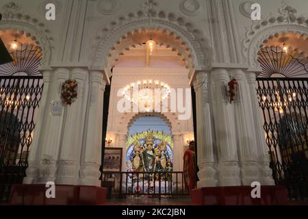 Sovabazar Boro Rajbari (palais royal de Shobhabazar) pendant le festival de Durga Puja au milieu de la pandémie COVID-19 dans la ville de Kolkata, Inde sur 25 octobre 2020. (Photo de Debajyoti Chakraborty/NurPhoto) Banque D'Images