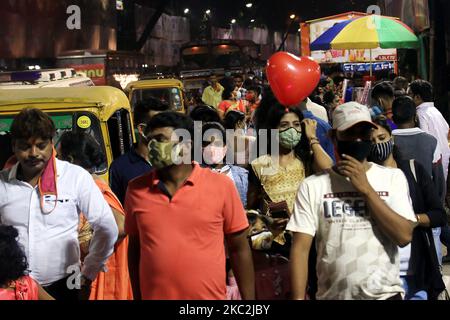 Les peuples qui combatent des ganders protecteurs sur la route pour visiter l'extérieur dans une communauté une structure temporaire à exécuter pendant le festival de Durga Puja dans le cadre de la pandémie de COVID-19 dans la ville de Kolkata, Inde sur 25 octobre 2020. (Photo de Debajyoti Chakraborty/NurPhoto) Banque D'Images