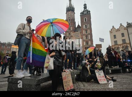 Des manifestants pro-choix ont été vus autour de la statue d'Adam Mickiewicz sur la place du marché de Cracovie. Des milliers de personnes de tous âges ont marché à nouveau à Cracovie et dans d'autres villes polonaises pour le quatrième jour dans une rangée de protestations contre la nouvelle loi sur l'avortement. La protestation est une réaction directe à la décision de jeudi de la Cour suprême de Pologne selon laquelle la loi existante autorisant l'interruption de grossesse pour fœtus est contraire à la constitution, ce qui a pour effet de resserrer l'un des régimes d'avortement les plus stricts d'Europe. Dimanche, 25 octobre 2020, à Cracovie, en Pologne. (Photo par Artur Widak/NurPhoto) Banque D'Images