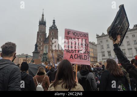 Des manifestants pro-choix vus sur la place du marché de Cracovie. Des milliers de personnes de tous âges ont marché à nouveau à Cracovie et dans d'autres villes polonaises pour le quatrième jour dans une rangée de protestations contre la nouvelle loi sur l'avortement. La protestation est une réaction directe à la décision de jeudi de la Cour suprême de Pologne selon laquelle la loi existante autorisant l'interruption de grossesse pour fœtus est contraire à la constitution, ce qui a pour effet de resserrer l'un des régimes d'avortement les plus stricts d'Europe. Dimanche, 25 octobre 2020, à Cracovie, en Pologne. (Photo par Artur Widak/NurPhoto) Banque D'Images