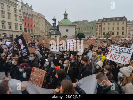 Des manifestants pro-choix vus sur la place du marché de Cracovie. Des milliers de personnes de tous âges ont marché à nouveau à Cracovie et dans d'autres villes polonaises pour le quatrième jour dans une rangée de protestations contre la nouvelle loi sur l'avortement. La protestation est une réaction directe à la décision de jeudi de la Cour suprême de Pologne selon laquelle la loi existante autorisant l'interruption de grossesse pour fœtus est contraire à la constitution, ce qui a pour effet de resserrer l'un des régimes d'avortement les plus stricts d'Europe. Dimanche, 25 octobre 2020, à Cracovie, en Pologne. (Photo par Artur Widak/NurPhoto) Banque D'Images