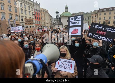 Des manifestants pro-choix vus sur la place du marché de Cracovie. Des milliers de personnes de tous âges ont marché à nouveau à Cracovie et dans d'autres villes polonaises pour le quatrième jour dans une rangée de protestations contre la nouvelle loi sur l'avortement. La protestation est une réaction directe à la décision de jeudi de la Cour suprême de Pologne selon laquelle la loi existante autorisant l'interruption de grossesse pour fœtus est contraire à la constitution, ce qui a pour effet de resserrer l'un des régimes d'avortement les plus stricts d'Europe. Dimanche, 25 octobre 2020, à Cracovie, en Pologne. (Photo par Artur Widak/NurPhoto) Banque D'Images