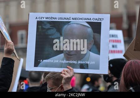 Pros-Choice tenant une image avec le Pape Jean-Paul II sur la place du marché de Cracovie. Des milliers de personnes de tous âges ont marché à nouveau à Cracovie et dans d'autres villes polonaises pour le quatrième jour dans une rangée de protestations contre la nouvelle loi sur l'avortement. La protestation est une réaction directe à la décision de jeudi de la Cour suprême de Pologne selon laquelle la loi existante autorisant l'interruption de grossesse pour fœtus est contraire à la constitution, ce qui a pour effet de resserrer l'un des régimes d'avortement les plus stricts d'Europe. Dimanche, 25 octobre 2020, à Cracovie, en Pologne. (Photo par Artur Widak/NurPhoto) Banque D'Images