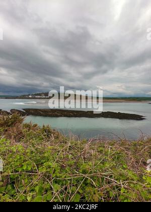 Vue sur la baie de Clonakilty par jour nuageux. Ciel gris sombre sur la mer. Magnifique paysage marin. Le littoral du sud de l'Irlande, comté de Cork. Banque D'Images