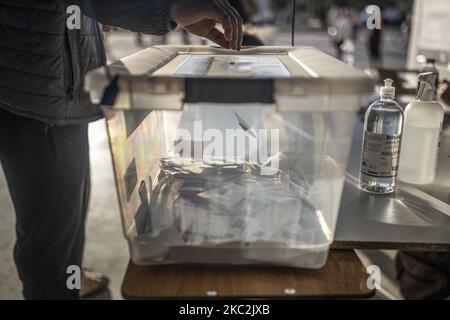 Le peuple chilien au bureau de vote lors du référendum national, sur 25 octobre 2020 à Santiago, au Chili. (Photo de Felipe Vargas Figueroa/NurPhoto) Banque D'Images