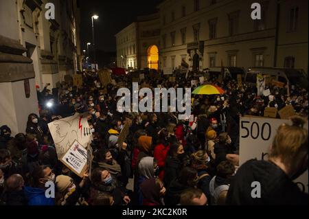 Les gens prennent part à une manifestation devant le palais des archibouquetins de 25 octobre 2020 à Varsovie, en Pologne. Plusieurs milliers de personnes ont pris la rue pour une troisième journée dans une rangée de protestations après que le Tribunal constitutionnel a jugé que l'avortement sur la base d'un défaut foetal irréversible ou d'une maladie incurable qui menace la vie du foetus viole la constitution de Poland. (Photo par Aleksander Kalka/NurPhoto) Banque D'Images