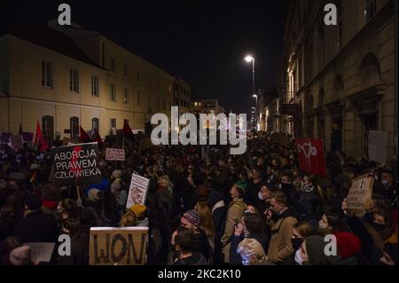 Les gens prennent part à une manifestation devant le palais des archibouquetins de 25 octobre 2020 à Varsovie, en Pologne. Plusieurs milliers de personnes ont pris la rue pour une troisième journée dans une rangée de protestations après que le Tribunal constitutionnel a jugé que l'avortement sur la base d'un défaut foetal irréversible ou d'une maladie incurable qui menace la vie du foetus viole la constitution de Poland. (Photo par Aleksander Kalka/NurPhoto) Banque D'Images