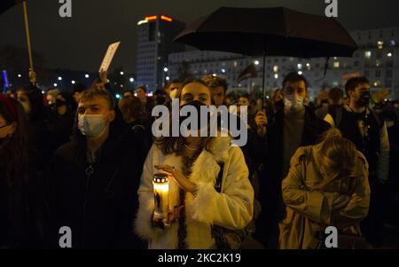 Les gens prennent part à une protestation contre le durcissement de la loi sur l'avortement à l'25 octobre 2020 à Varsovie, en Pologne. Plusieurs milliers de personnes ont pris la rue pour une troisième journée dans une rangée de protestations après que le Tribunal constitutionnel a jugé que l'avortement sur la base d'un défaut foetal irréversible ou d'une maladie incurable qui menace la vie du foetus viole la constitution de Poland. (Photo par Aleksander Kalka/NurPhoto) Banque D'Images