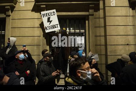 Les gens prennent part à une manifestation devant le palais des archibouquetins de 25 octobre 2020 à Varsovie, en Pologne. Plusieurs milliers de personnes ont pris la rue pour une troisième journée dans une rangée de protestations après que le Tribunal constitutionnel a jugé que l'avortement sur la base d'un défaut foetal irréversible ou d'une maladie incurable qui menace la vie du foetus viole la constitution de Poland. (Photo par Aleksander Kalka/NurPhoto) Banque D'Images