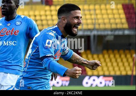 Lorenzo Insigne de SSC Napoli célèbre après Andrea Petagna de SSC Napoli marquant le deuxième but lors de la série Un match entre Benevento Calcio et SSC Napoli au Stadio Ciro Vigorito, Benevento, Italie, le 25 octobre 2020. (Photo de Giuseppe Maffia/NurPhoto) Banque D'Images