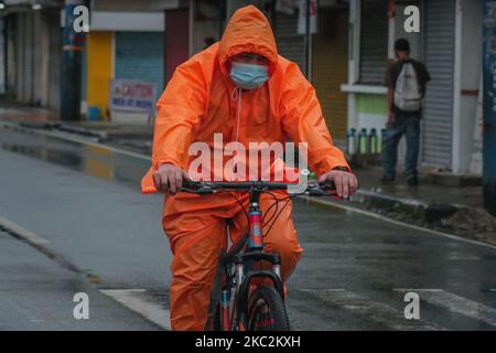 Les motards de la ville d'Antipolo commencent aujourd'hui une excursion d'une journée avec un manteau de pluie tout en faisant du vélo ce matin de 26 octobre 2020. À 3 h 30 de 26 octobre, le typhon Quinta fait la cinquième descente dans l'Orient Mindoro. (Photo par Ryan Eduard Benaid/NurPhoto) Banque D'Images