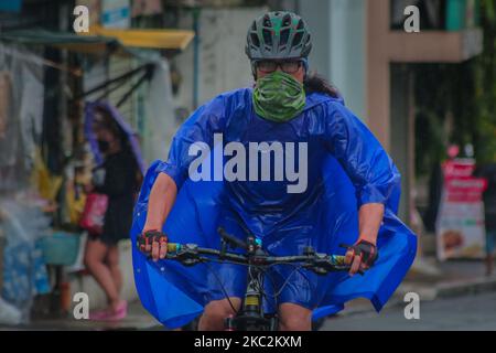 Les motards de la ville d'Antipolo commencent aujourd'hui une excursion d'une journée avec un manteau de pluie tout en faisant du vélo ce matin de 26 octobre 2020. À 3 h 30 de 26 octobre, le typhon Quinta fait la cinquième descente dans l'Orient Mindoro. (Photo par Ryan Eduard Benaid/NurPhoto) Banque D'Images