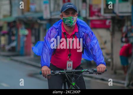 Les motards de la ville d'Antipolo commencent aujourd'hui une excursion d'une journée avec un manteau de pluie tout en faisant du vélo ce matin de 26 octobre 2020. À 3 h 30 de 26 octobre, le typhon Quinta fait la cinquième descente dans l'Orient Mindoro. (Photo par Ryan Eduard Benaid/NurPhoto) Banque D'Images