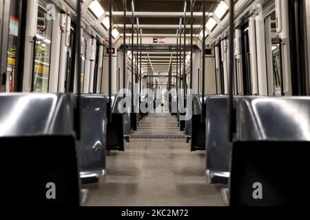Le métro de Barcelone, bien qu'il fonctionne la nuit, est complètement vide. Première nuit de couvre-feu dans les rues de Barcelone en raison de l'augmentation des cas de coronavirus-Covid-19. Les magasins, à l'exception de la pharmacie, ont l'obligation de fermer à 21:00 et ne peuvent marcher que dans la rue pour aller en avant ou en arrière du travail ou aux urgences médicales de 22:00 à 06:00. Les rues sont vides avec beaucoup moins de circulation que d'habitude et la présence de la police. À Barcelone, Catalogne, Espagne, sur 25 octobre 2020. (Photo par Albert Llop/NurPhoto) Banque D'Images