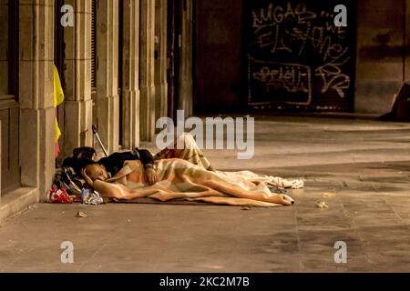 Sans-abri dormant dans les rues de Barcelone. Première nuit de couvre-feu dans les rues de Barcelone en raison de l'augmentation des cas de coronavirus-Covid-19. Les magasins, à l'exception de la pharmacie, ont l'obligation de fermer à 21:00 et ne peuvent marcher que dans la rue pour aller en avant ou en arrière du travail ou aux urgences médicales de 22:00 à 06:00. Les rues sont vides avec beaucoup moins de circulation que d'habitude et la présence de la police. À Barcelone, Catalogne, Espagne, sur 25 octobre 2020. (Photo par Albert Llop/NurPhoto) Banque D'Images