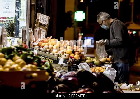 Première nuit de couvre-feu dans les rues de Barcelone en raison de l'augmentation des cas de coronavirus-Covid-19. Les magasins, à l'exception de la pharmacie, ont l'obligation de fermer à 21:00 et ne peuvent marcher que dans la rue pour aller en avant ou en arrière du travail ou aux urgences médicales de 22:00 à 06:00. Les rues sont vides avec beaucoup moins de circulation que d'habitude et la présence de la police. À Barcelone, Catalogne, Espagne, sur 25 octobre 2020. (Photo par Albert Llop/NurPhoto) Banque D'Images