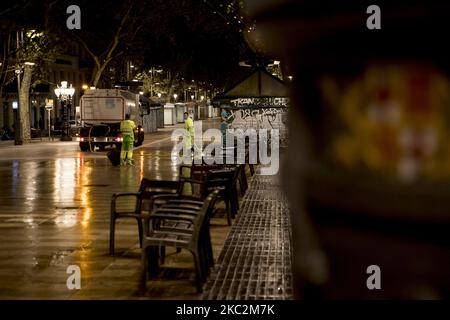 Première nuit de couvre-feu dans les rues de Barcelone en raison de l'augmentation des cas de coronavirus-Covid-19. Les magasins, à l'exception de la pharmacie, ont l'obligation de fermer à 21:00 et ne peuvent marcher que dans la rue pour aller en avant ou en arrière du travail ou aux urgences médicales de 22:00 à 06:00. Les rues sont vides avec beaucoup moins de circulation que d'habitude et la présence de la police. À Barcelone, Catalogne, Espagne, sur 25 octobre 2020. (Photo par Albert Llop/NurPhoto) Banque D'Images