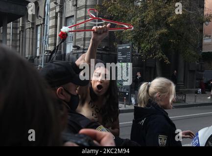 Des policiers ont mis en détention une militante du mouvement des femmes FEMIN lors d'une manifestation de solidarité avec les femmes polonaises contre le durcissement de la loi polonaise sur l'avortement près de l'ambassade de Pologne à Kiev, en Ukraine, le 26 octobre 2020. (Photo par STR/NurPhoto) Banque D'Images