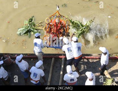 Les ouvriers municipaux portent une idole de la déesse hindoue Durga pour l'immersion dans les eaux de la rivière Brahmaputra pendant le dernier jour du festival Durga Puja à Guwahati, Inde sur 26 octobre 2020. Le dernier jour du festival s'appelle Vijay Dashmi, Vijaya signifiant « victoire » et Dashmi signifiant « dixième ». Durga Puja est largement célébrée dans les États indiens du Bengale occidental, Assam, Jharkhand, Orissa et Tripura et culmine dans l'immersion des idoles de la déesse hindoue Durga, qui symbolise la puissance et le triomphe du bien sur le mal dans la mythologie hindoue. (Photo de David Talukdar/NurPhoto) Banque D'Images