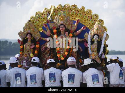 Les ouvriers municipaux portent une idole de la déesse hindoue Durga pour l'immersion dans les eaux de la rivière Brahmaputra pendant le dernier jour du festival Durga Puja à Guwahati, Inde sur 26 octobre 2020. Le dernier jour du festival s'appelle Vijay Dashmi, Vijaya signifiant « victoire » et Dashmi signifiant « dixième ». Durga Puja est largement célébrée dans les États indiens du Bengale occidental, Assam, Jharkhand, Orissa et Tripura et culmine dans l'immersion des idoles de la déesse hindoue Durga, qui symbolise la puissance et le triomphe du bien sur le mal dans la mythologie hindoue. (Photo de David Talukdar/NurPhoto) Banque D'Images