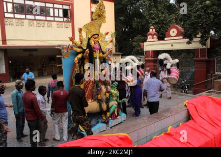 Les dévotés portent l'idole de la déesse Durga le 10th jour de la célébration de Durga Puja également connue sous le nom de Vijayadashmi à Kali Bari, Mandir Marg à New Delhi sur 22 octobre 2020. Un étang artificiel a été créé pour les rituels d'immersion à l'intérieur du complexe du temple, conformément aux directives de la NGT. Festival 'durga Pujo' (également célébré comme Navratri dans de nombreuses régions de l'Inde) dédié à la déesse Durga est le plus grand festival célébré par Bengali à travers le pays. (Photo de Mayank Makhija/NurPhoto) Banque D'Images