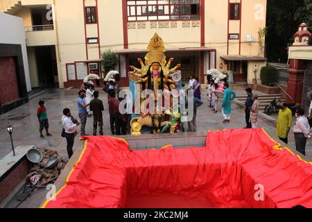 Les dévotés portent l'idole de la déesse Durga le 10th jour de la célébration de Durga Puja également connue sous le nom de Vijayadashmi à Kali Bari, Mandir Marg à New Delhi sur 22 octobre 2020. Un étang artificiel a été créé pour les rituels d'immersion à l'intérieur du complexe du temple, conformément aux directives de la NGT. Festival 'durga Pujo' (également célébré comme Navratri dans de nombreuses régions de l'Inde) dédié à la déesse Durga est le plus grand festival célébré par Bengali à travers le pays. (Photo de Mayank Makhija/NurPhoto) Banque D'Images