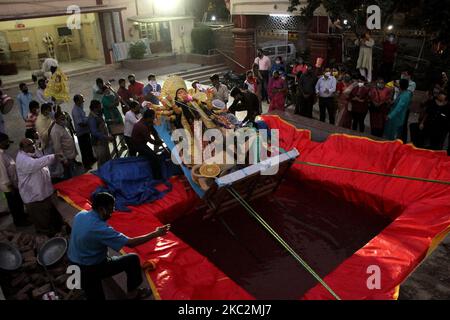 Les dévotés portent l'idole de la déesse Durga le 10th jour de la célébration de Durga Puja également connue sous le nom de Vijayadashmi à Kali Bari, Mandir Marg à New Delhi sur 22 octobre 2020. Un étang artificiel a été créé pour les rituels d'immersion à l'intérieur du complexe du temple, conformément aux directives de la NGT. Festival 'durga Pujo' (également célébré comme Navratri dans de nombreuses régions de l'Inde) dédié à la déesse Durga est le plus grand festival célébré par Bengali à travers le pays. (Photo de Mayank Makhija/NurPhoto) Banque D'Images