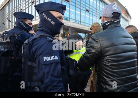 Des membres de la police ont arrêté l'un des nombreux manifestants Pro-Choice qui bloquent la circulation sur l'avenue Krasinskiego, dans le centre de Cracovie. Les activistes des droits des femmes, leurs partisans, ont organisé leur cinquième journée de manifestations à Cracovie et en Pologne, s'opposant à la restriction en cas de pandémie, pour exprimer leur colère face à la décision d'une cour suprême qui resserre les lois déjà strictes sur l'avortement. Lundi, 26 octobre 2020, à Cracovie, en Pologne. (Photo par Artur Widak/NurPhoto) Banque D'Images