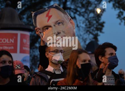 Un activiste pro-choix détient un écriteau avec une image d'Anfrzej Duda, l'actuel président de la Pologne, vu dans la rue dans le centre de Cracovie. Les activistes des droits des femmes, leurs partisans, ont organisé leur cinquième journée de manifestations à Cracovie et en Pologne, s'opposant à la restriction en cas de pandémie, pour exprimer leur colère face à la décision d'une cour suprême qui resserre les lois déjà strictes sur l'avortement. Lundi, 26 octobre 2020, à Cracovie, en Pologne. (Photo par Artur Widak/NurPhoto) Banque D'Images