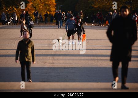 Les gens marchent sous le soleil d'automne à travers les jardins de Kensington à Londres, Angleterre, sur 26 octobre 2020. (Photo de David Cliff/NurPhoto) Banque D'Images