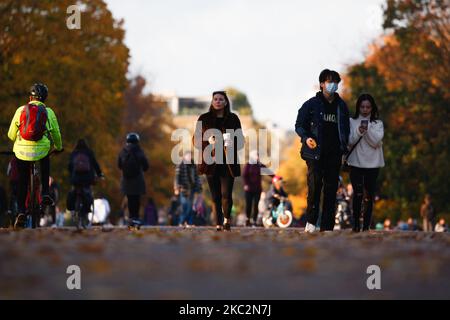 Les gens marchent sous le soleil d'automne à travers les jardins de Kensington à Londres, Angleterre, sur 26 octobre 2020. (Photo de David Cliff/NurPhoto) Banque D'Images