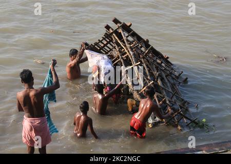 Ragpipers recueille des structures de déesse hindoue après dans le fleuve Ganges par des dévotés hindous lundi pendant l'immersion des idoles de Durga, à Kolkata, Inde, 26 octobre 2020. Des centaines de milliers d'idoles sont immergées dans les plans d'eau à travers le pays le dernier jour du festival Durga Puja, ce qui pose de graves problèmes de pollution de l'environnement. (Photo de Debajyoti Chakraborty/NurPhoto) Banque D'Images