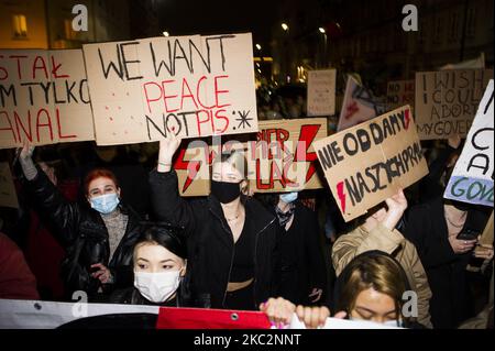 Les gens participent à une manifestation contre la décision récente du Tribunal constitutionnel qui a abouti à une interdiction quasi totale des avortements, à Varsovie, en Pologne, sur 26 octobre 2020. (Photo de Piotr Lapinski/NurPhoto) Banque D'Images