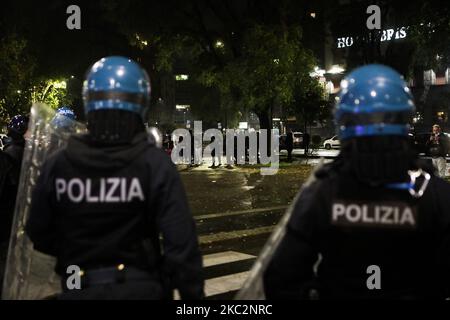 La police anti-émeute lors de manifestations anti-gouvernementales sur 26 octobre 2020 à Milan, en Italie. Suite à une augmentation des nouveaux cas de COVID-19, des manifestants se sont emmenés dans la rue pour protester contre les nouvelles restrictions de l'Italie, qui comprennent la fermeture de bars et de restaurants en 6pm, la fermeture complète de la plupart des installations sportives et de divertissement en plein air et une interdiction totale des fans dans les stades de football. (Photo par Mairo Cinquetti/NurPhoto) Banque D'Images