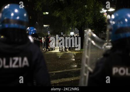 La police anti-émeute lors de manifestations anti-gouvernementales sur 26 octobre 2020 à Milan, en Italie. Suite à une augmentation des nouveaux cas de COVID-19, des manifestants se sont emmenés dans la rue pour protester contre les nouvelles restrictions de l'Italie, qui comprennent la fermeture de bars et de restaurants en 6pm, la fermeture complète de la plupart des installations sportives et de divertissement en plein air et une interdiction totale des fans dans les stades de football. (Photo par Mairo Cinquetti/NurPhoto) Banque D'Images