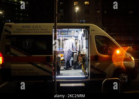 Une infirmière prépare le médicament sur l'ambulance lors des manifestations et des affrontements contre le dernier décret du Gouvernement italien de lutte contre les infections à coronavirus, Milan, Italie, 26 octobre 2020 (photo de Mairo Cinquetti/NurPhoto) Banque D'Images