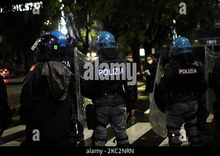 La police anti-émeute lors de manifestations anti-gouvernementales sur 26 octobre 2020 à Milan, en Italie. Suite à une augmentation des nouveaux cas de COVID-19, des manifestants se sont emmenés dans la rue pour protester contre les nouvelles restrictions de l'Italie, qui comprennent la fermeture de bars et de restaurants en 6pm, la fermeture complète de la plupart des installations sportives et de divertissement en plein air et une interdiction totale des fans dans les stades de football. (Photo par Mairo Cinquetti/NurPhoto) Banque D'Images