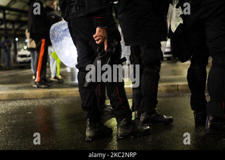 La police anti-émeute lors de manifestations anti-gouvernementales sur 26 octobre 2020 à Milan, en Italie. Suite à une augmentation des nouveaux cas de COVID-19, des manifestants se sont emmenés dans la rue pour protester contre les nouvelles restrictions de l'Italie, qui comprennent la fermeture de bars et de restaurants en 6pm, la fermeture complète de la plupart des installations sportives et de divertissement en plein air et une interdiction totale des fans dans les stades de football. (Photo par Mairo Cinquetti/NurPhoto) Banque D'Images