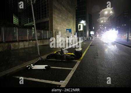 Un scooter lors de manifestations anti-gouvernementales sur 26 octobre 2020 à Milan, Italie. Suite à une augmentation des nouveaux cas de COVID-19, des manifestants se sont emmenés dans la rue pour protester contre les nouvelles restrictions de l'Italie, qui comprennent la fermeture de bars et de restaurants en 6pm, la fermeture complète de la plupart des installations sportives et de divertissement en plein air et une interdiction totale des fans dans les stades de football. (Photo par Mairo Cinquetti/NurPhoto) Banque D'Images