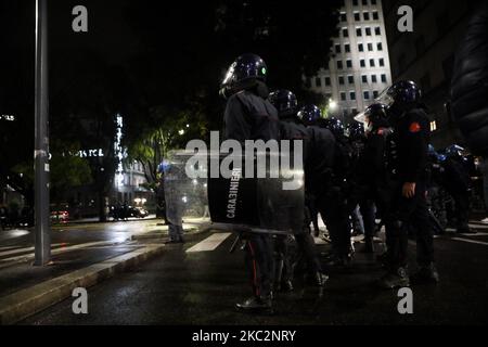 La police anti-émeute lors de manifestations anti-gouvernementales sur 26 octobre 2020 à Milan, en Italie. Suite à une augmentation des nouveaux cas de COVID-19, des manifestants se sont emmenés dans la rue pour protester contre les nouvelles restrictions de l'Italie, qui comprennent la fermeture de bars et de restaurants en 6pm, la fermeture complète de la plupart des installations sportives et de divertissement en plein air et une interdiction totale des fans dans les stades de football. (Photo par Mairo Cinquetti/NurPhoto) Banque D'Images