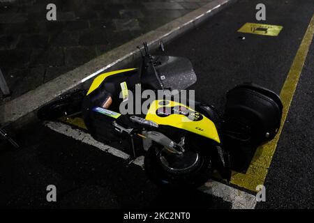 Un scooter lors de manifestations anti-gouvernementales sur 26 octobre 2020 à Milan, Italie. Suite à une augmentation des nouveaux cas de COVID-19, des manifestants se sont emmenés dans la rue pour protester contre les nouvelles restrictions de l'Italie, qui comprennent la fermeture de bars et de restaurants en 6pm, la fermeture complète de la plupart des installations sportives et de divertissement en plein air et une interdiction totale des fans dans les stades de football. (Photo par Mairo Cinquetti/NurPhoto) Banque D'Images
