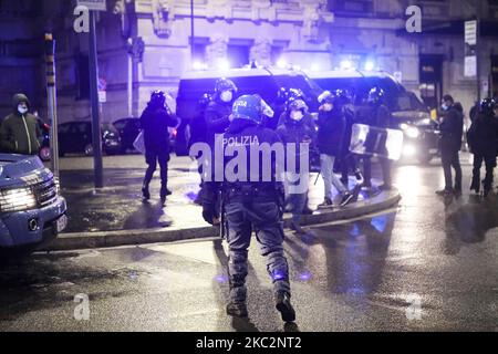 La police anti-émeute lors de manifestations anti-gouvernementales sur 26 octobre 2020 à Milan, en Italie. Suite à une augmentation des nouveaux cas de COVID-19, des manifestants se sont emmenés dans la rue pour protester contre les nouvelles restrictions de l'Italie, qui comprennent la fermeture de bars et de restaurants en 6pm, la fermeture complète de la plupart des installations sportives et de divertissement en plein air et une interdiction totale des fans dans les stades de football. (Photo par Mairo Cinquetti/NurPhoto) Banque D'Images