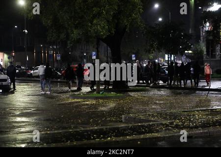 Manifestations anti-gouvernementales à 26 octobre 2020, Milan, Italie. Suite à une augmentation des nouveaux cas de COVID-19, des manifestants se sont emmenés dans la rue pour protester contre les nouvelles restrictions de l'Italie, qui comprennent la fermeture de bars et de restaurants en 6pm, la fermeture complète de la plupart des installations sportives et de divertissement en plein air et une interdiction totale des fans dans les stades de football. (Photo par Mairo Cinquetti/NurPhoto) Banque D'Images