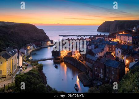 L'aube se brise au-dessus de Staithes Harbour North Yorkshire Angleterre Banque D'Images