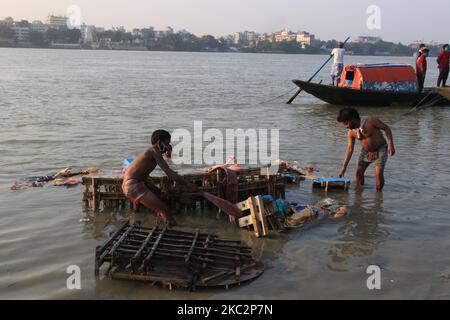 Ragpipers recueille des structures de déesse hindoue après dans le fleuve Ganges par des dévotés hindous mardi pendant l'immersion des idoles de Durga, à Kolkata, Inde, 27 octobre 2020. Des centaines de milliers d'idoles sont immergées dans les plans d'eau à travers le pays le dernier jour du festival Durga Puja, ce qui pose de graves problèmes de pollution de l'environnement. (Photo de Debajyoti Chakraborty/NurPhoto) Banque D'Images