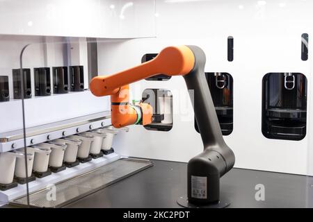 Le robot Barista d'intelligence artificielle de STORANT montre le processus de fabrication du café lors de l'exposition ai Corée à Coex sur 27 octobre 2020 à Séoul, en Corée du Sud. STORANT a développé et commercialisé le meilleur système de barista intelligent au monde, dans lequel les robots fabriquent du café et le transmettent aux tables avec les clients. D'ici le 2020 décembre, 15 magasins seront ouverts dans les grandes villes du pays. (Photo de Chris Jung/NurPhoto) Banque D'Images