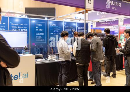 Le public se rend sur le stand d'Intel lors de l'exposition ai en Corée au salon Coex sur 27 octobre 2020 à Séoul, en Corée du Sud. (Photo de Chris Jung/NurPhoto) Banque D'Images